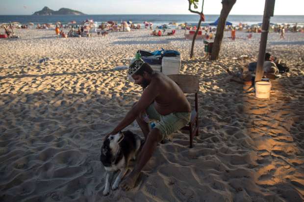 بالصور| برازيلي يعيش 22 عاما في قصر من الرمال