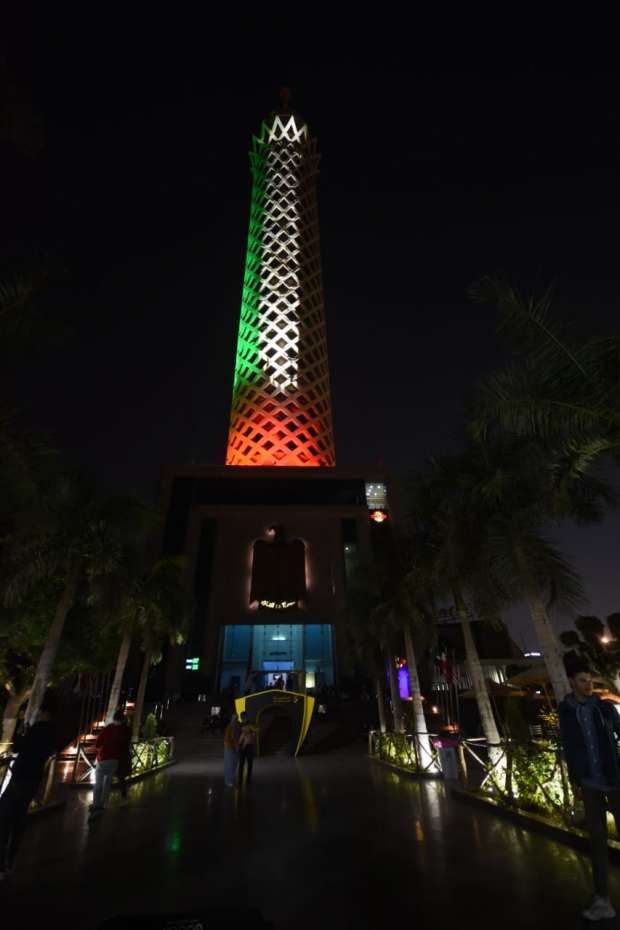 صور: إضاءة برج القاهرة بألوان علم الإمارات بمناسبة زيارة بن زايد