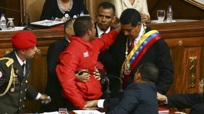  فكاهى يخطف «الميكروفون» من الرئيس الفنزويلى أثناء خطاب تنصيبه