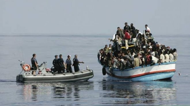مهاجرون في إيطاليا يخيطون أفواههم مطالبين بإطلاق سراحهم