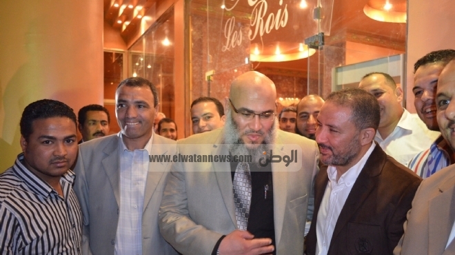  خالد سعيد يفتتح أول فندق بلا خمور بالغردقة.. وسلفييون يكسرون زجاجات الخمر احتفالا بالتجربة