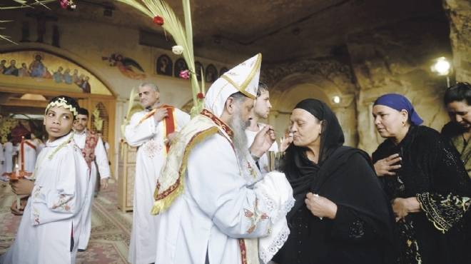 «أحد السعف» تحت حراسة مشددة: كنائس «بني سويف» تتحدى التهديدات.. و310 مسيحيين يغادرون إلى «القدس»