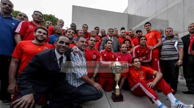 بالصور| لاعبو الأهلي الفائزون بلقب إفريقيا لليد يكرمون شهداء مذبحة بورسعيد