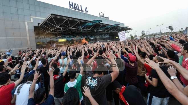 بالصور| الألتراس يستقبل أبطال يد الأهلي في المطار أمام صالة 