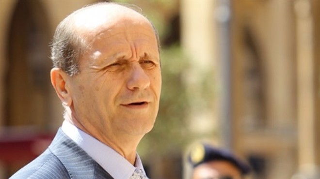 وزير الداخلية اللبناني يرجح أن هدف انتحاري تفجير 