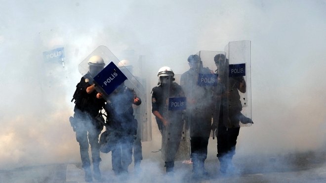  بالصور| قوات فض الشغب التركية تستخدم الغاز لتفريق المتظاهرين 