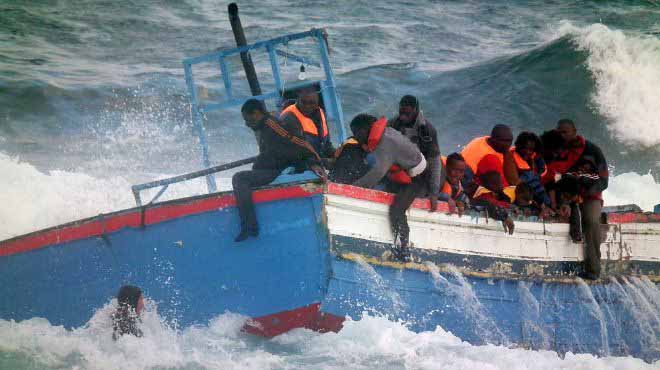  البحرية الإيطالية تعثر على 30 جثة في قارب لمهاجرين