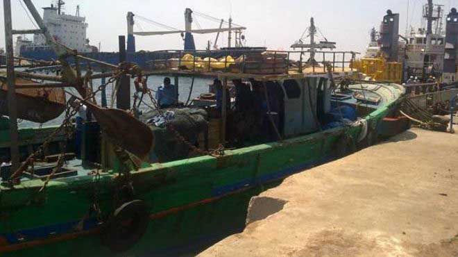 حرس الحدود بالسويس تعيد مركب صيد مسروق يتم استخدامه في صيد خيار البحر