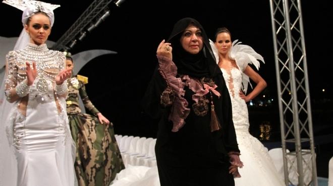 دبي تكرم مصممة الأزياء منى المنصوري وتمنحها لقب سفيرة الغذاء