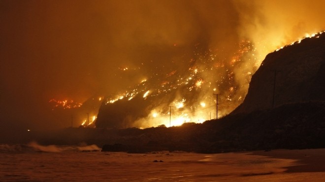 السيطرة على 30% من حرائق الغابات في جنوب كاليفورنيا