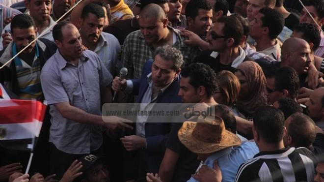  توفيق عكاشة وسط أنصاره بالمنوفية.. وتواجد أمني مكثف بعد خروج مظاهرات معارضة له 