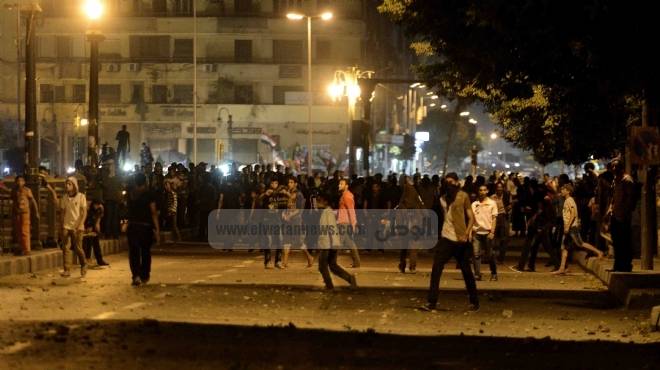 استمرار الكر والفر بين الأمن والمتظاهرين في صبري أبوعلم وشامبليون