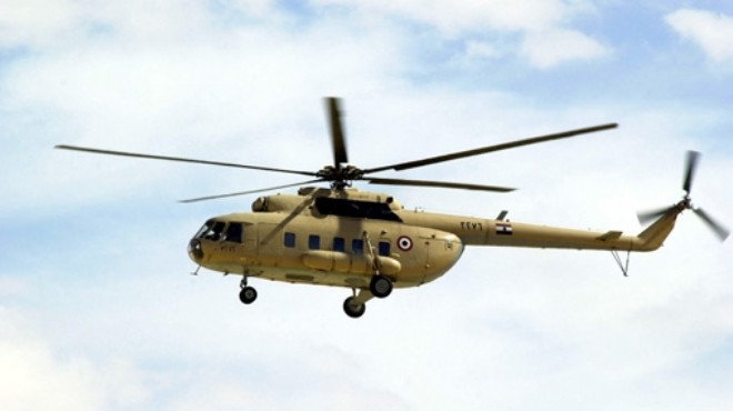  طائرات هليكوبتر حربية تحمل أعلاما ضخمة لمصر وتحلق في سماء 