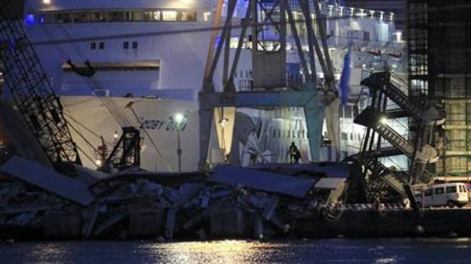 مقتل 6 وفقد 3 في ارتطام سفينة ببرج للمراقبة بميناء إيطالي