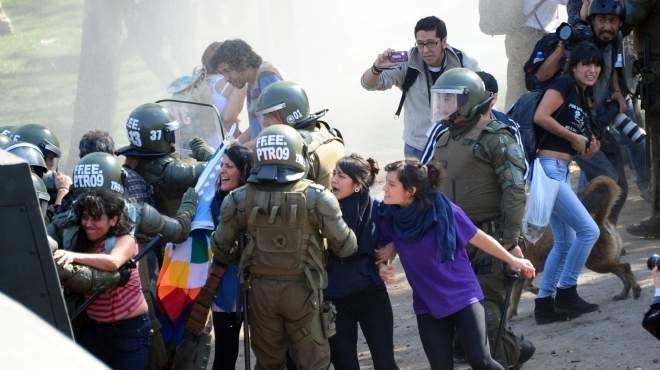 بالصور| اشتباكات بين الأمن وطلبة تشيلي المحتجين للمطالبة بتحسين التعليم الحكومي