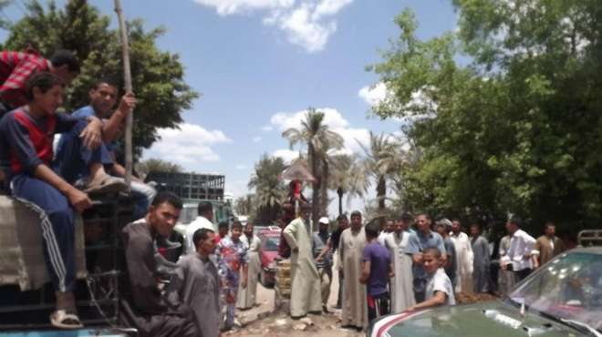  مظاهرة لأهالي إحدى قرى المنصورة احتجاجا على انتشار المخدرات والبلطجة 