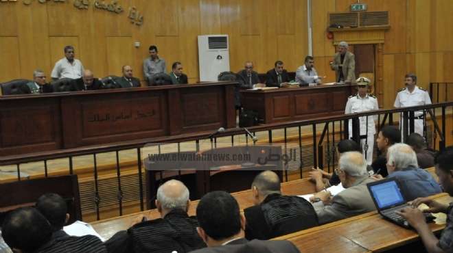  الأمن يخلي قاعة محكمة استئناف الإسماعيلية بعد وقوع مشادات بين مؤيدي معارضي الرئيس 
