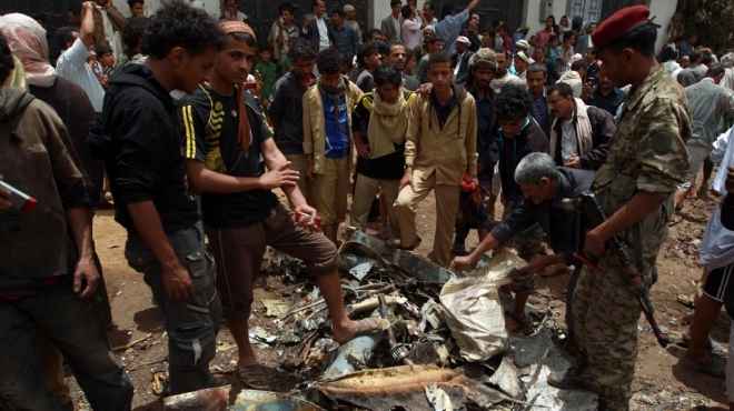  بالصور|تحطم مقاتلة يمنية فوق حي سكني في جنوب صنعاء ومقتل قائدها 