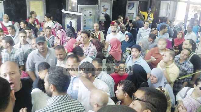 طلاب التعليم المفتوح يتظاهرون أمام «إعلام القاهرة» للمطالبة باستئناف الدراسة