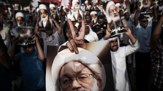  بالصور| مظاهرات احتجاجية بعد اقتحام منزل أبرز رجل دين شيعي في البحرين
