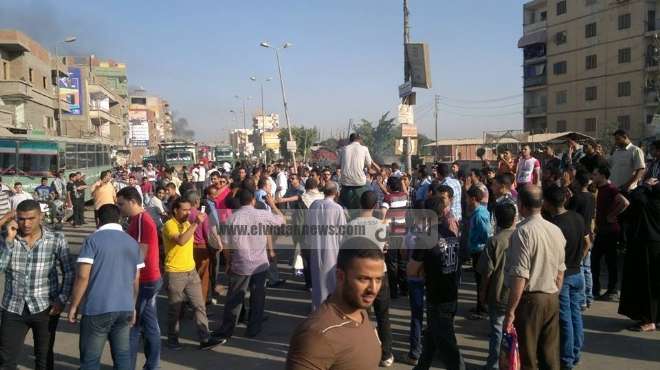  إخوان ديروط يقطعون طريق أسيوط القاهرة الزراعى و يحرضون على تعطيل حركة القطارات 