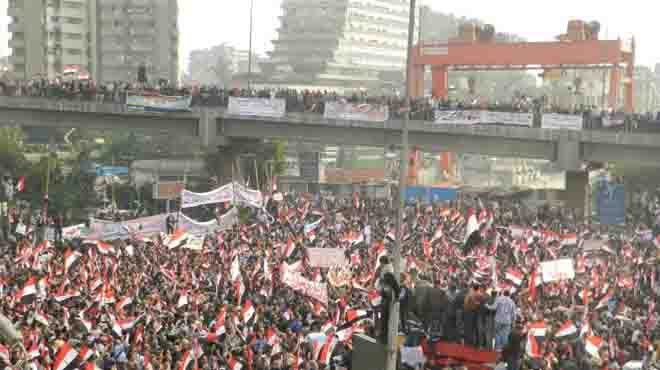 مسيرة مسجد الفتح تصل إلى ميدان العباسية بالأعلام السوداء