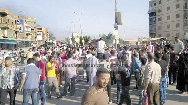  متظاهرو كفرالدوار يقطعون الطريق الزراعي