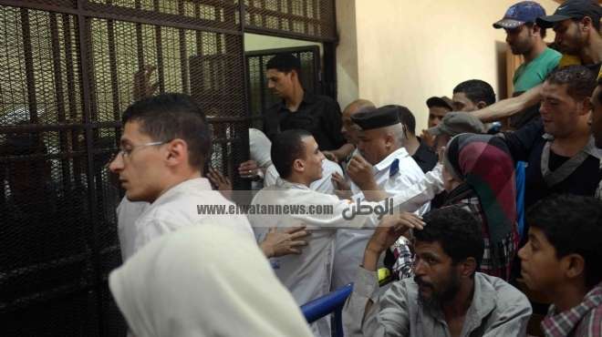  عاجل| مشادات عنيفة بين مؤيدي مرسي ومعارضيه داخل استئناف الإسماعيلية والقاضي يرفع الجلسة 