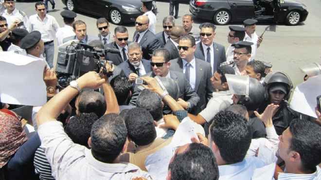  احتجاجات «الماجستير» وانقطاع التيار تطارد «مرسى» فى المنزل والمسجد
