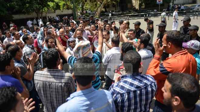 وقفة احتجاجية أمام مجلس مدينة دشنا للمطالبة بإقالة رئيسه وعودة نائبه