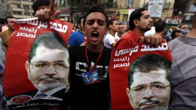 مرسى يقدم التحية لشهداء الثورة