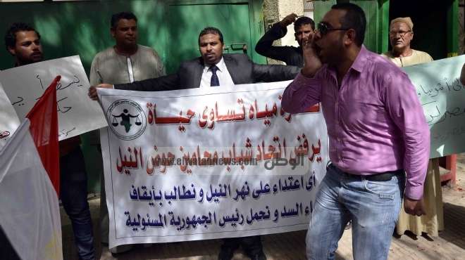  توافد المتظاهرين للمشاركة في الوقفة الاحتجاجية أمام سفارة إثيوبيا 
