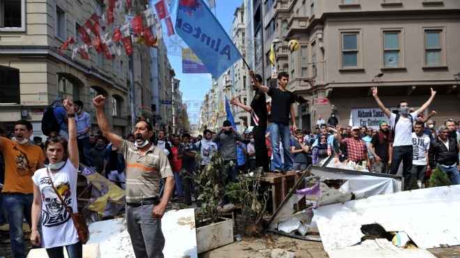 المعتصمون التركيون يوزعون المعجنات على الشرطة بمناسبة الإسراء والمعراج
