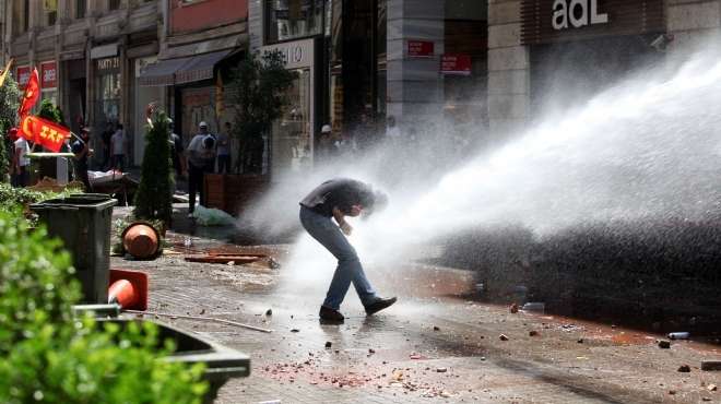 إصابة شخصين إثر إطلاق الشرطة التركية الغاز المسيل للدموع بساحة كيزيلاي