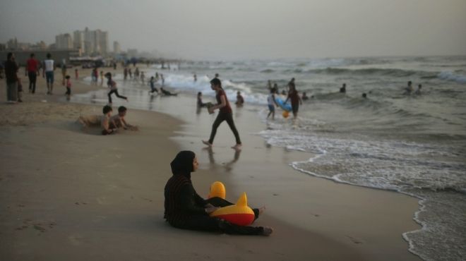 بالصور| في غزة.. الهرب من ارتفاع درجات الحرارة 