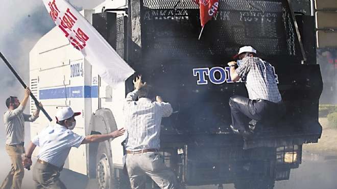 «مرسى» يصمت أمام المظاهرات.. و«أردوغان»: «الاعتراف بالخطأ فضيلة»