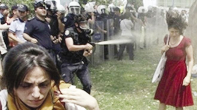 «صاحبة الفستان الأحمر» أشهر متظاهرة فى تركيا