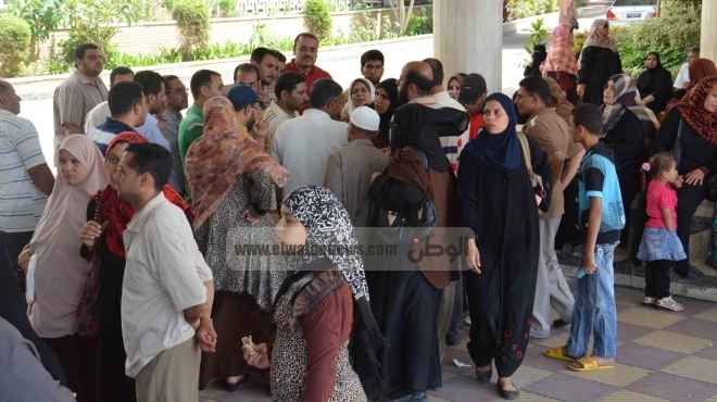  مئات المعلمين يقتحمون ديوان محافظة المنوفية للمطالبة بالتثبيت