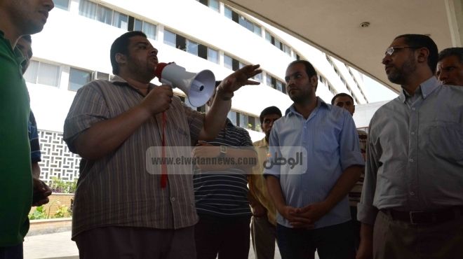 اعتصام المعلمين المؤقتين أمام مكتب وكيل وزارة التعليم بأسيوط