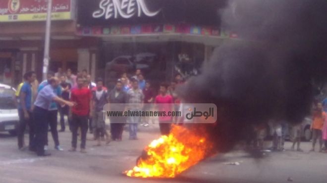 سحابة من الدخان الأسود تغطي شارع التحرير بسبب حرق الإخوان للإطارات