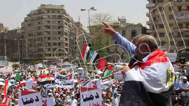 المتظاهرون بميدان التحرير يطردون مراسل التلفزيون المصرى