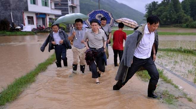 بالصور| أمطار الصين تغمر الشوارع بالمياه 