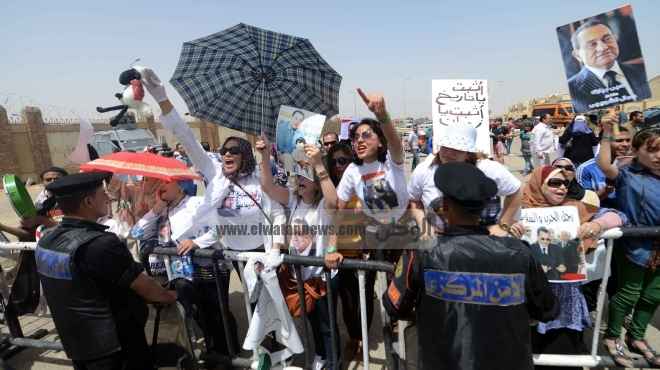  أنصار مبارك يجمعون توقيعات لحملة 