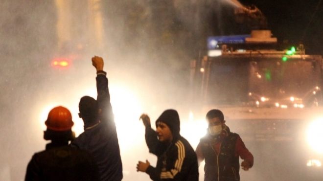عاجل| الشرطة تطلق الغاز على متظاهرين بميدان طلعت حرب