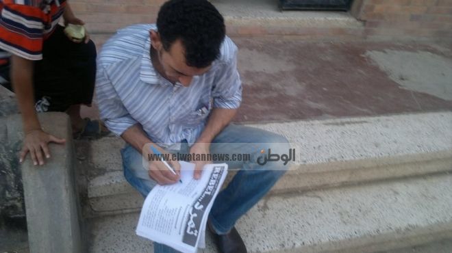  عضو بالحرية والعدالة يوقع على استمارة تمرد ويمزق كارنية حزبه