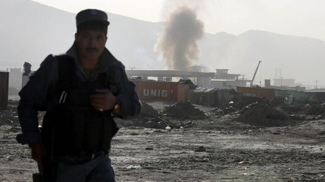 مقتل 3 جنود وإصابة 13 مدنيا في هجوم انتحاري بالقرب من السفارة الأمريكية بأفغانستان