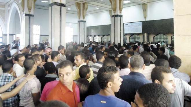مشادات بين الركاب والموظفين فى «محطة مصر» بسبب تأخر قيام القطارات 5 ساعات