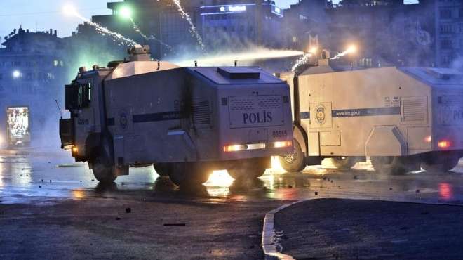 عاجل| الشرطة التركية تخلي ميدان 
