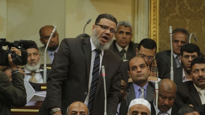 إسماعيل: العسكري يضع سكين شفيق على رقبة الإخوان ليقبلوا بحل البرلمان