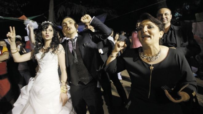  ربة منزل تقنع ابنها بإقامة حفل زفافه فى «تقسيم».. عنداً فى «أردوغان»